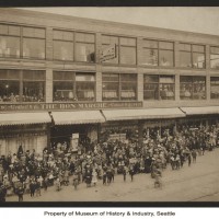 1902 Exterior of the Bon Marche with crowd awaiting Santa Clauss arrival